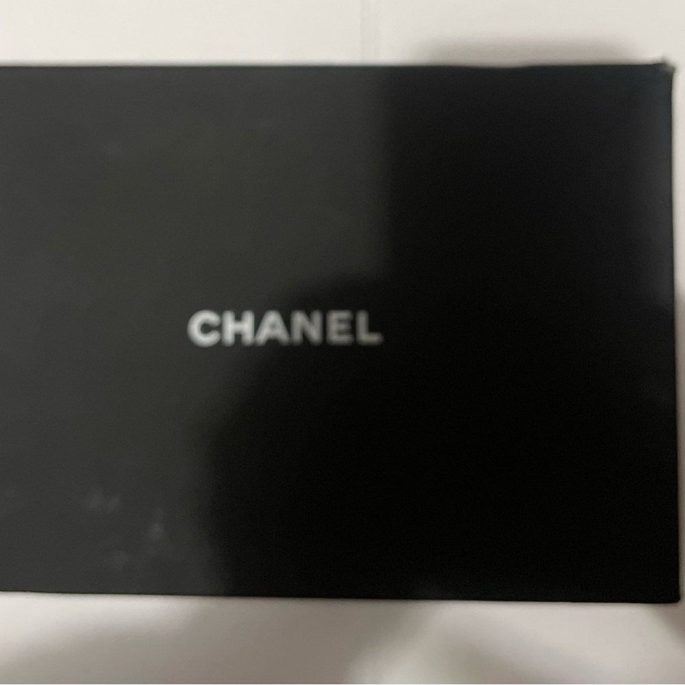CHANELEmpty Chanel box with chanel white and black ribbon. - Picture 3 of 6